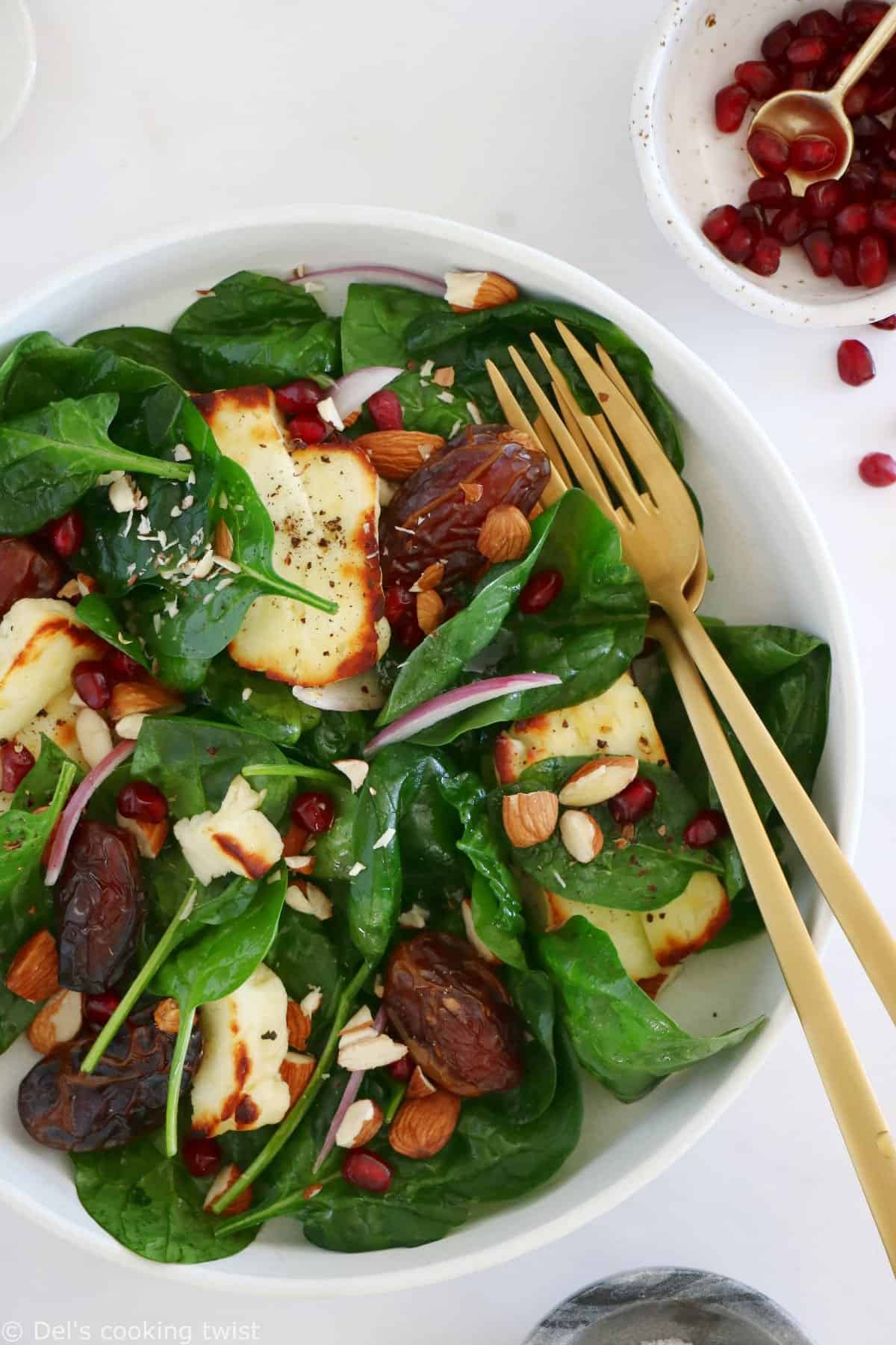 Délicieuse salade de halloumi grillé, épinards et dattes aux saveurs sucrées-salées qui transporte vos papilles au Moyen Orient.