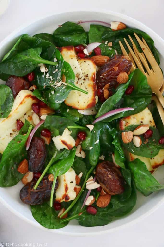 Délicieuse salade de halloumi grillé, épinards et dattes aux saveurs sucrées-salées qui transporte vos papilles au Moyen Orient.