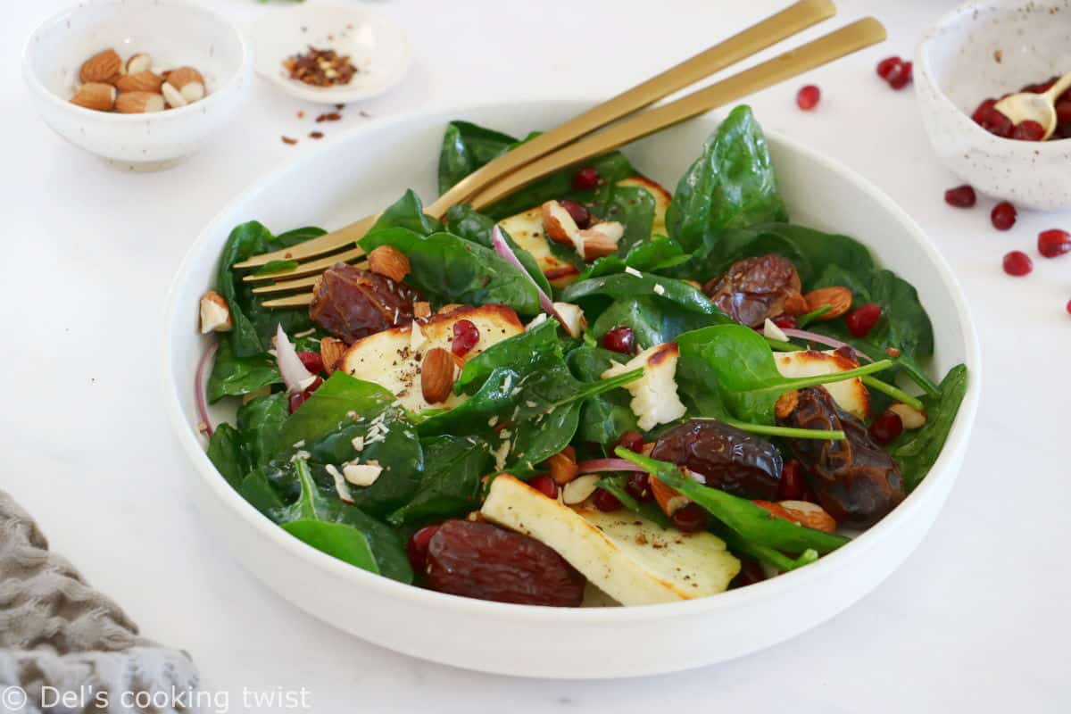 Délicieuse salade de halloumi grillé, épinards et dattes aux saveurs sucrées-salées qui transporte vos papilles au Moyen Orient.