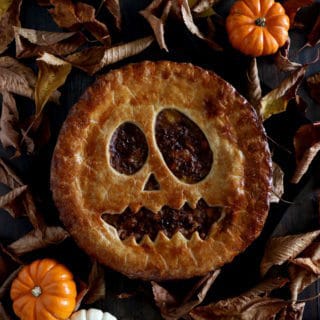 Cette effrayante tourte végétarienne façon Jack-O'-Lantern avec de la courge butternut et des lentilles sera parfaite pour le diner d'Halloween.