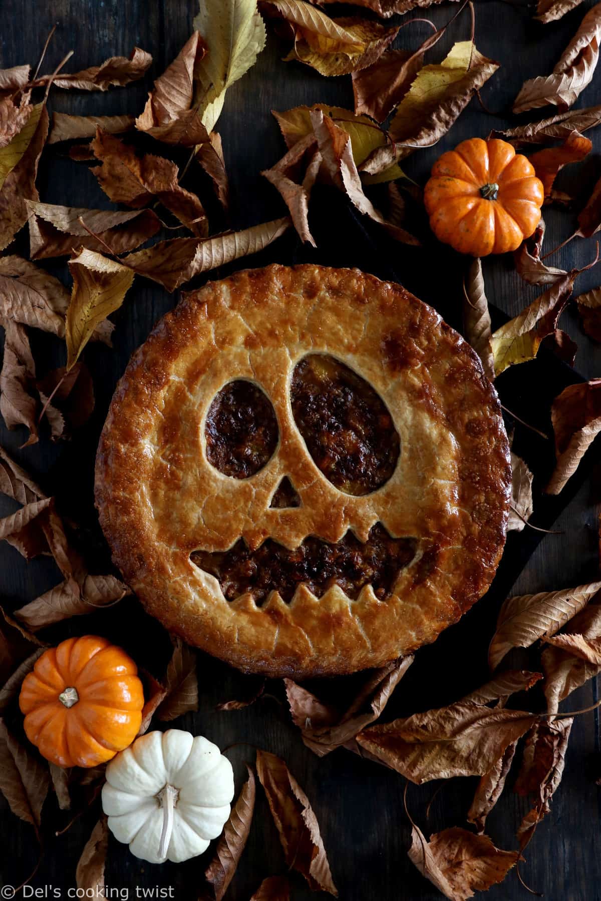 Cette effrayante tourte végétarienne façon Jack-O'-Lantern avec de la courge butternut et des lentilles sera parfaite pour le diner d'Halloween.