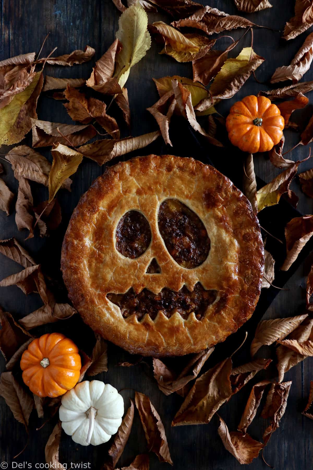 Cette effrayante tourte végétarienne façon Jack-O'-Lantern avec de la courge butternut et des lentilles sera parfaite pour le diner d'Halloween.