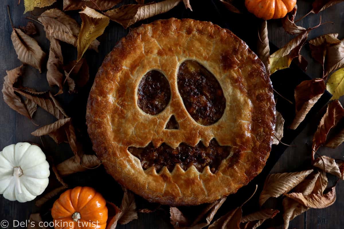 Cette effrayante tourte végétarienne façon Jack-O'-Lantern avec de la courge butternut et des lentilles sera parfaite pour le diner d'Halloween.