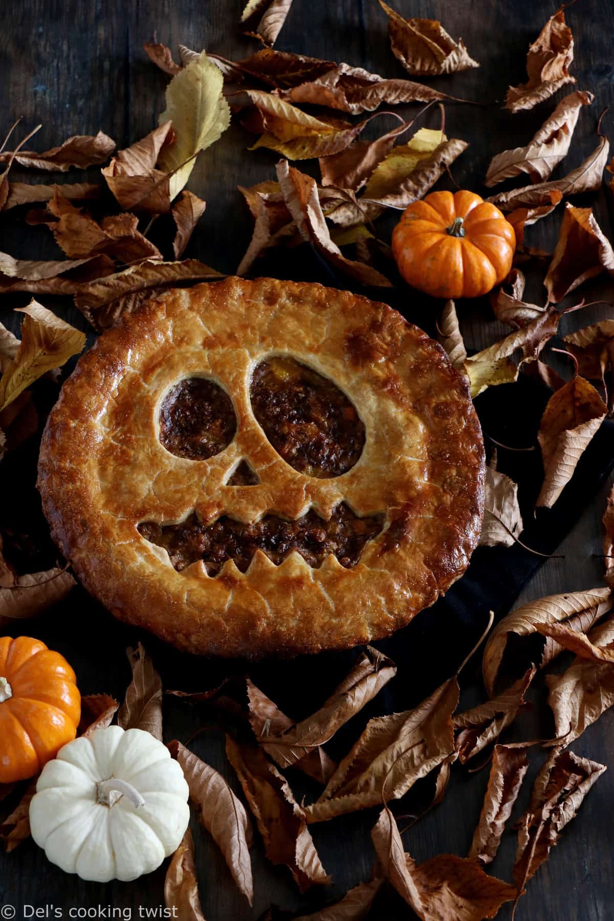 Cette effrayante tourte végétarienne façon Jack-O'-Lantern avec de la courge butternut et des lentilles sera parfaite pour le diner d'Halloween.