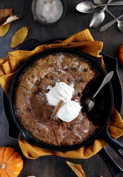 Le cookie géant à la citrouille, ou Pumpkin Skillet Cookie, est un cookie familial à partager. Fudgy à l'intérieur et croquant en surface, il est délicieusement parfumé aux épices d'automne.