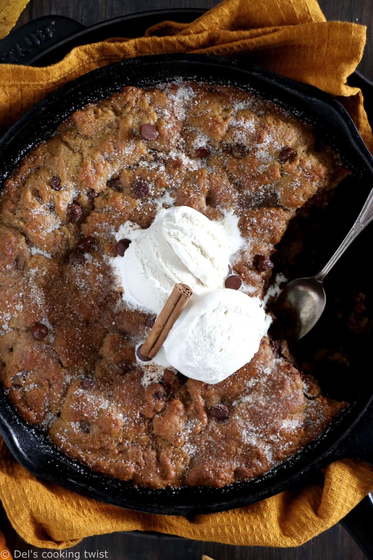 Le cookie géant à la citrouille, ou Pumpkin Skillet Cookie, est un cookie familial à partager. Fudgy à l'intérieur et croquant en surface, il est délicieusement parfumé aux épices d'automne.