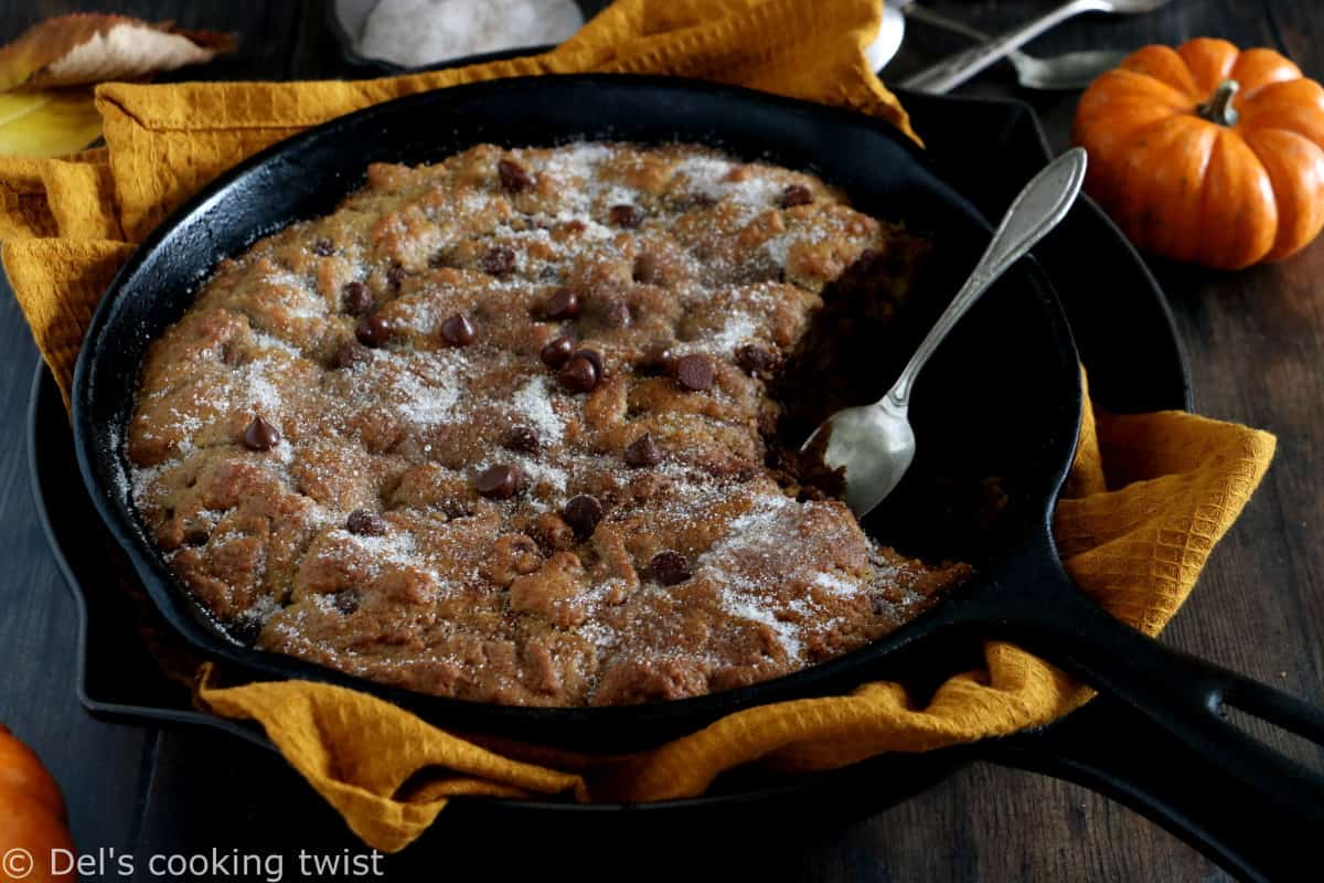 Le cookie géant à la citrouille, ou Pumpkin Skillet Cookie, est un cookie familial à partager. Fudgy à l'intérieur et croquant en surface, il est délicieusement parfumé aux épices d'automne.