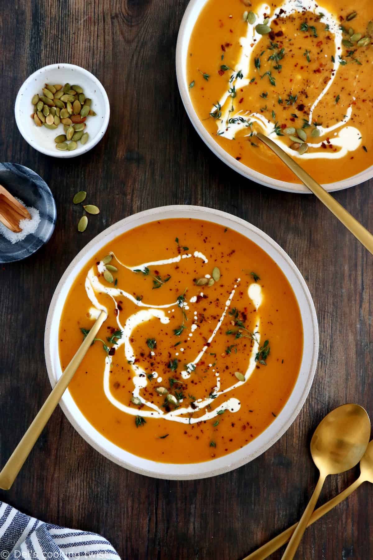 La soupe de courge butternut à l'ail rôti est une soupe aux saveurs intenses et légèrement fumées, très facile à préparer.