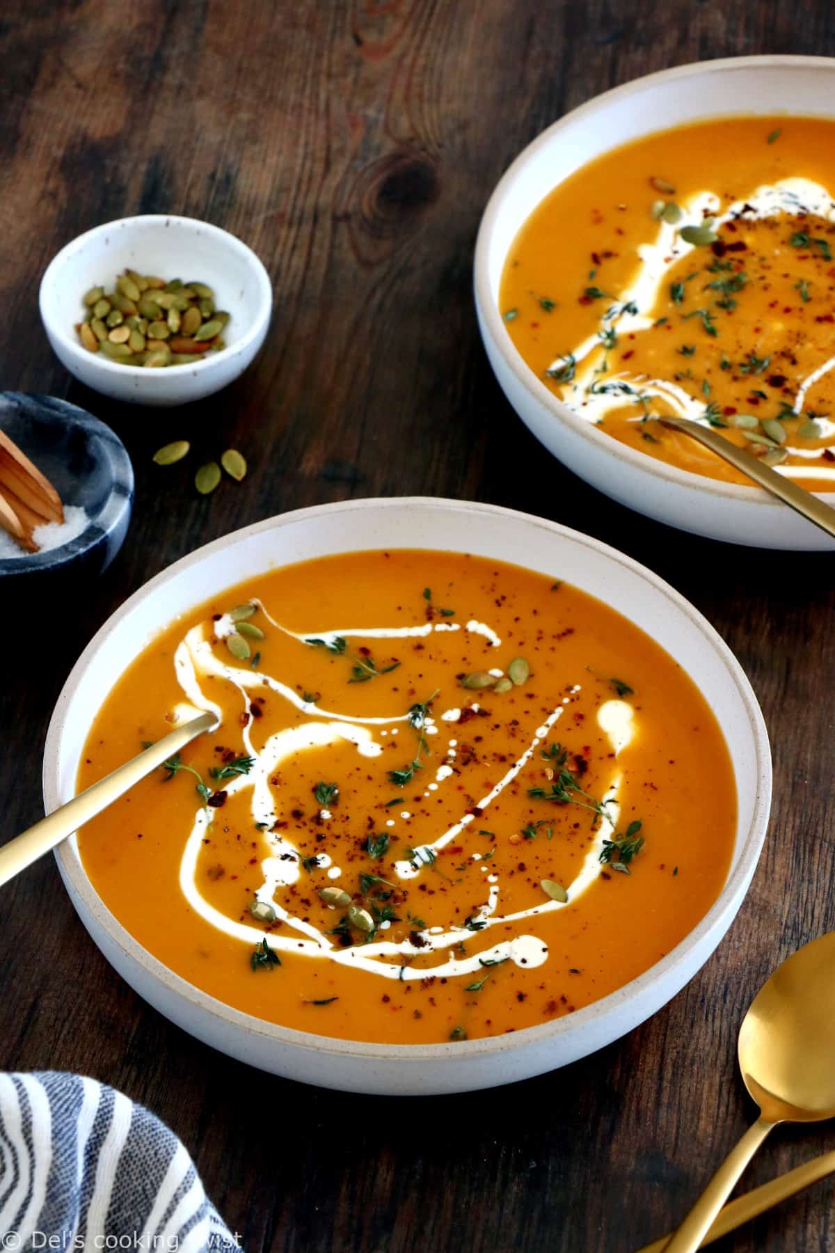 La soupe de courge butternut à l'ail rôti est une soupe aux saveurs intenses et légèrement fumées, très facile à préparer.