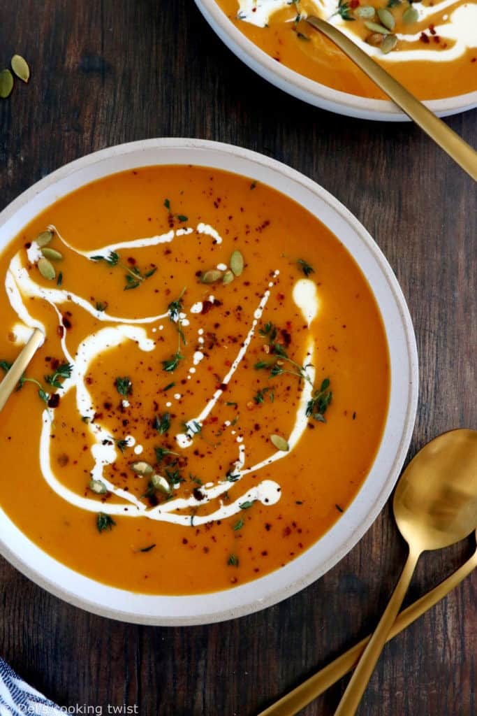 La soupe de courge butternut à l'ail rôti est une soupe aux saveurs intenses et légèrement fumées, très facile à préparer.