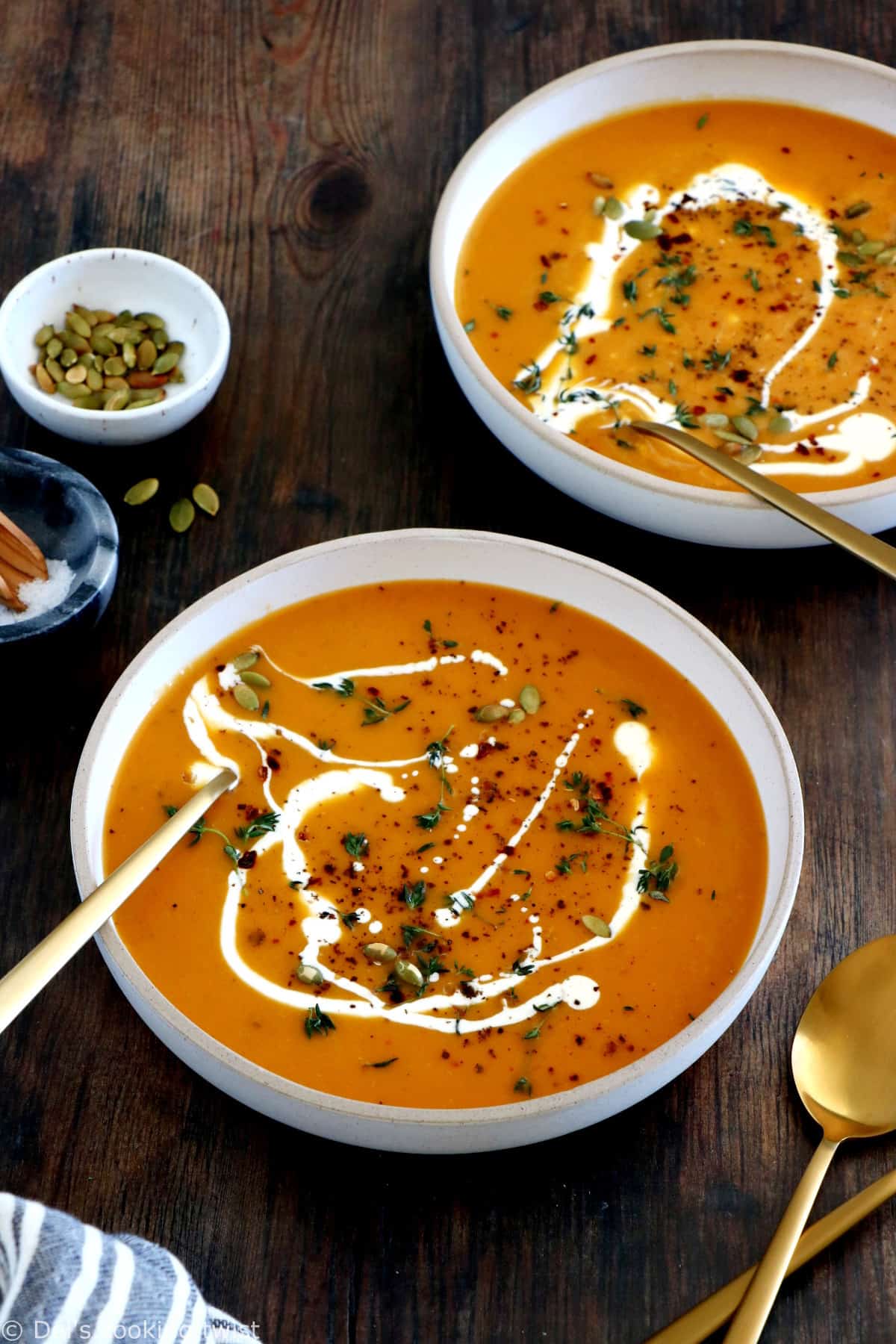 La soupe de courge butternut à l'ail rôti est une soupe aux saveurs intenses et légèrement fumées, très facile à préparer.