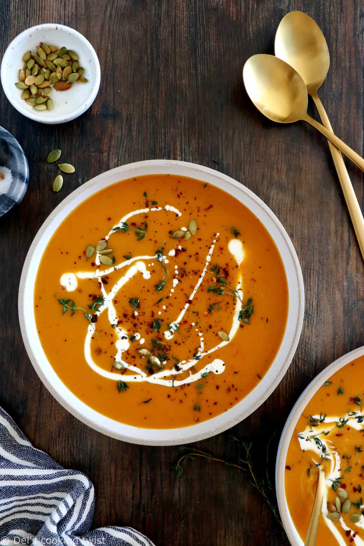 La soupe de courge butternut à l'ail rôti est une soupe aux saveurs intenses et légèrement fumées, très facile à préparer.