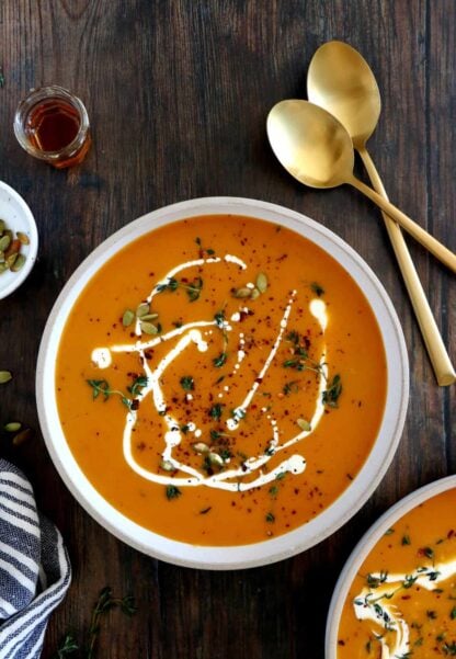 La soupe de courge butternut à l'ail rôti est une soupe aux saveurs intenses et légèrement fumées, très facile à préparer.