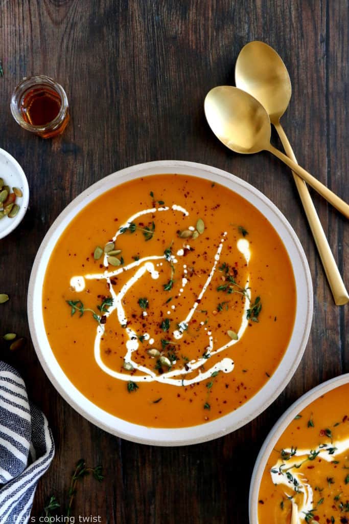 La soupe de courge butternut à l'ail rôti est une soupe aux saveurs intenses et légèrement fumées, très facile à préparer.