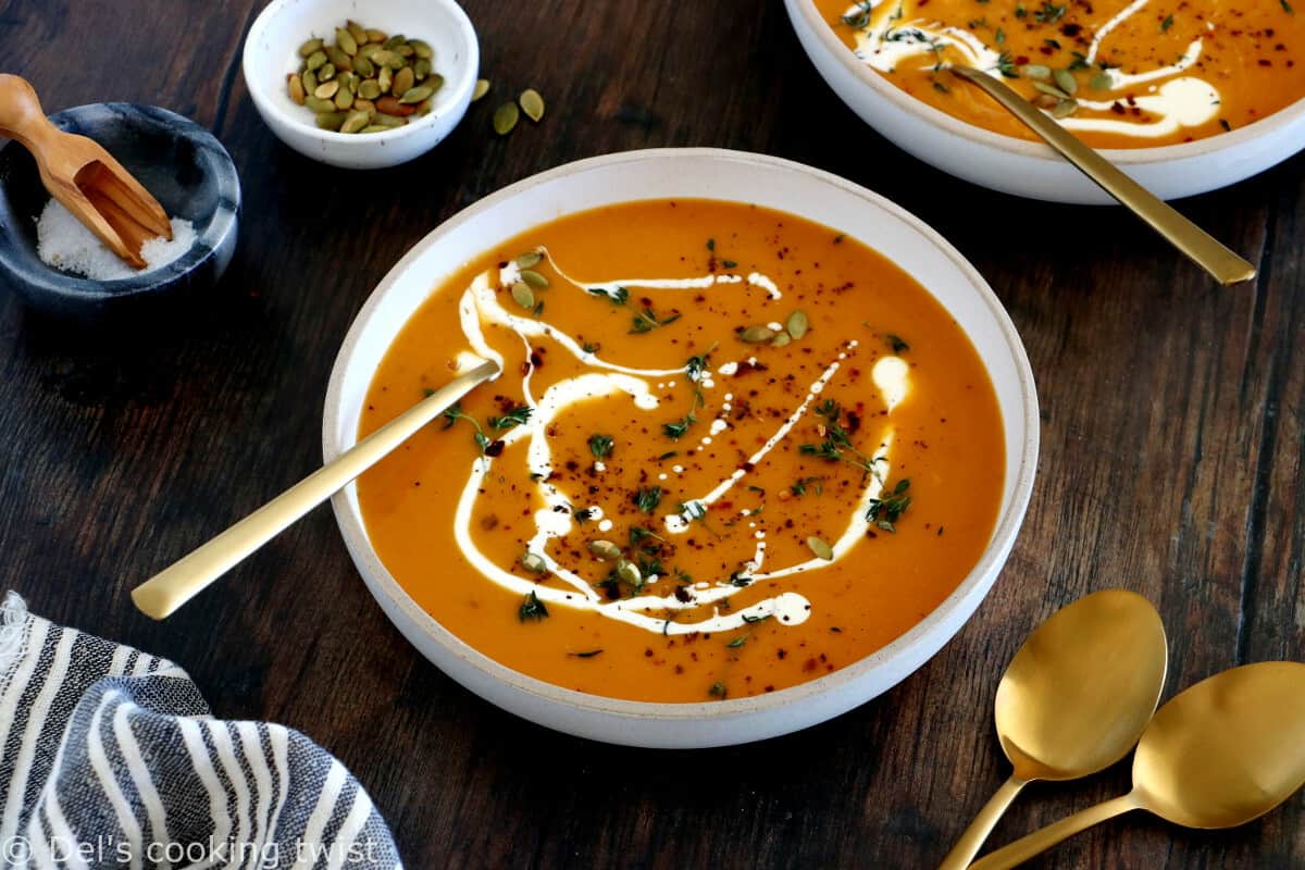 La soupe de courge butternut à l'ail rôti est une soupe aux saveurs intenses et légèrement fumées, très facile à préparer.