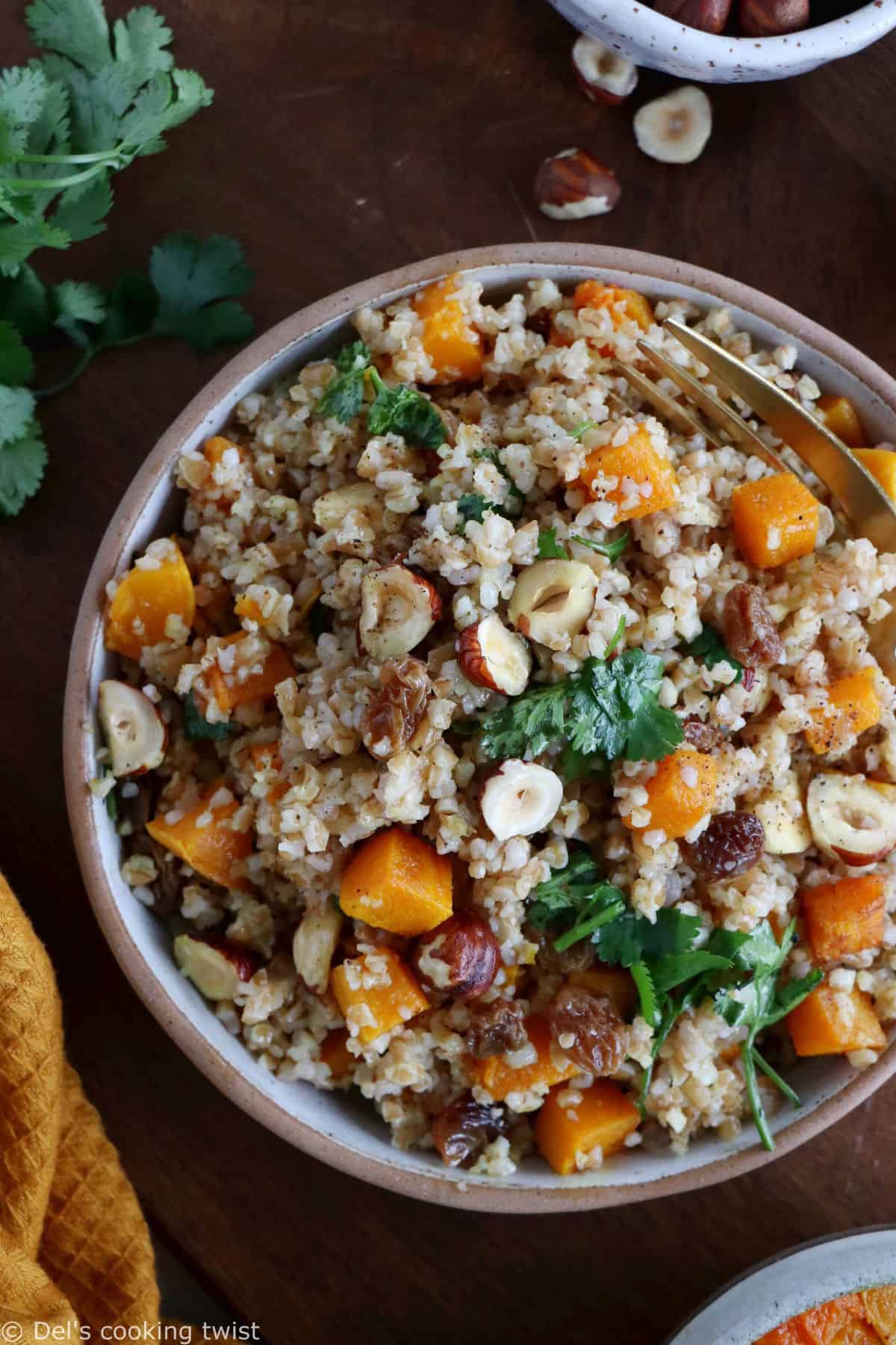 Le taboulé de courge butternut est un taboulé d'automne rapide à préparer et riche en saveurs douces et épicées.