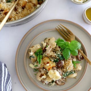 This creamy mushroom pasta bake is a cozy vegetarian comforting casserole, just perfect for a cozy weeknight dinner.Ce gratin de pâtes aux champignons et aux épinards, ou "baked pasta" comme on l'appelle en anglais, est un plat végétarien aux saveurs réconfortantes.