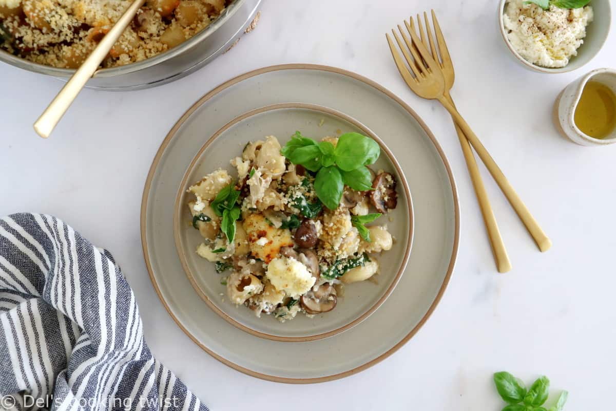 This creamy mushroom pasta bake is a cozy vegetarian comforting casserole, just perfect for a cozy weeknight dinner.Ce gratin de pâtes aux champignons et aux épinards, ou "baked pasta" comme on l'appelle en anglais, est un plat végétarien aux saveurs réconfortantes.