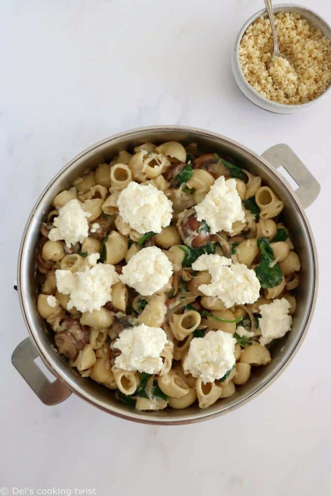 Ce gratin de pâtes aux champignons et aux épinards, ou "baked pasta" comme on l'appelle en anglais, est un plat végétarien aux saveurs réconfortantes.