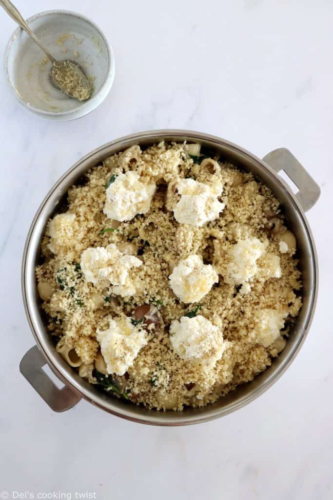 Ce gratin de pâtes aux champignons et aux épinards, ou "baked pasta" comme on l'appelle en anglais, est un plat végétarien aux saveurs réconfortantes.