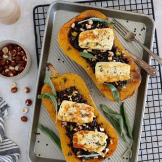 La courge butternut farcie aux lentilles et au halloumi est une recette végétarienne toute douce, à la fois saine, sans gluten et nourrissante.