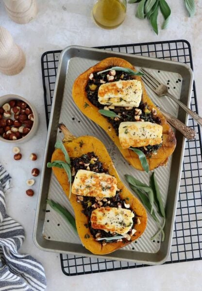 La courge butternut farcie aux lentilles et au halloumi est une recette végétarienne toute douce, à la fois saine, sans gluten et nourrissante.