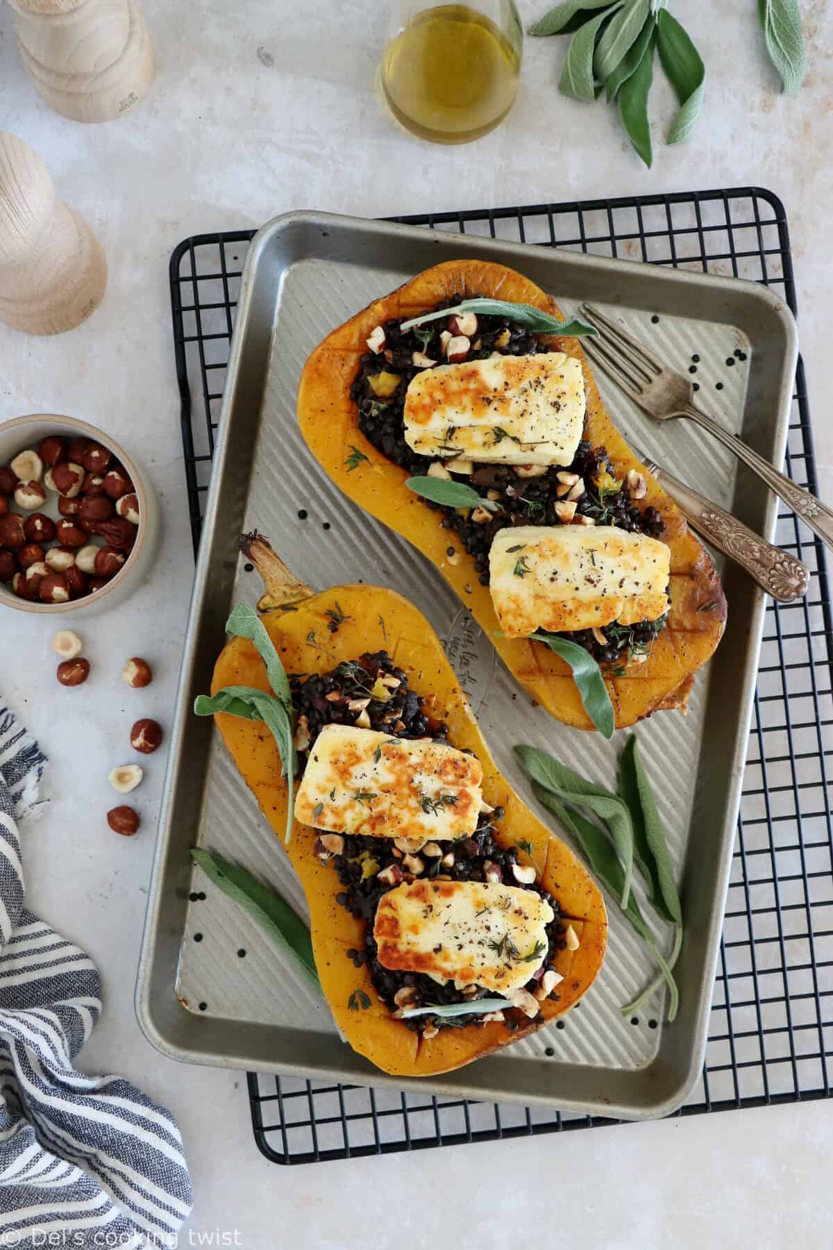 La courge butternut farcie aux lentilles et au halloumi est une recette végétarienne toute douce, à la fois saine, sans gluten et nourrissante.