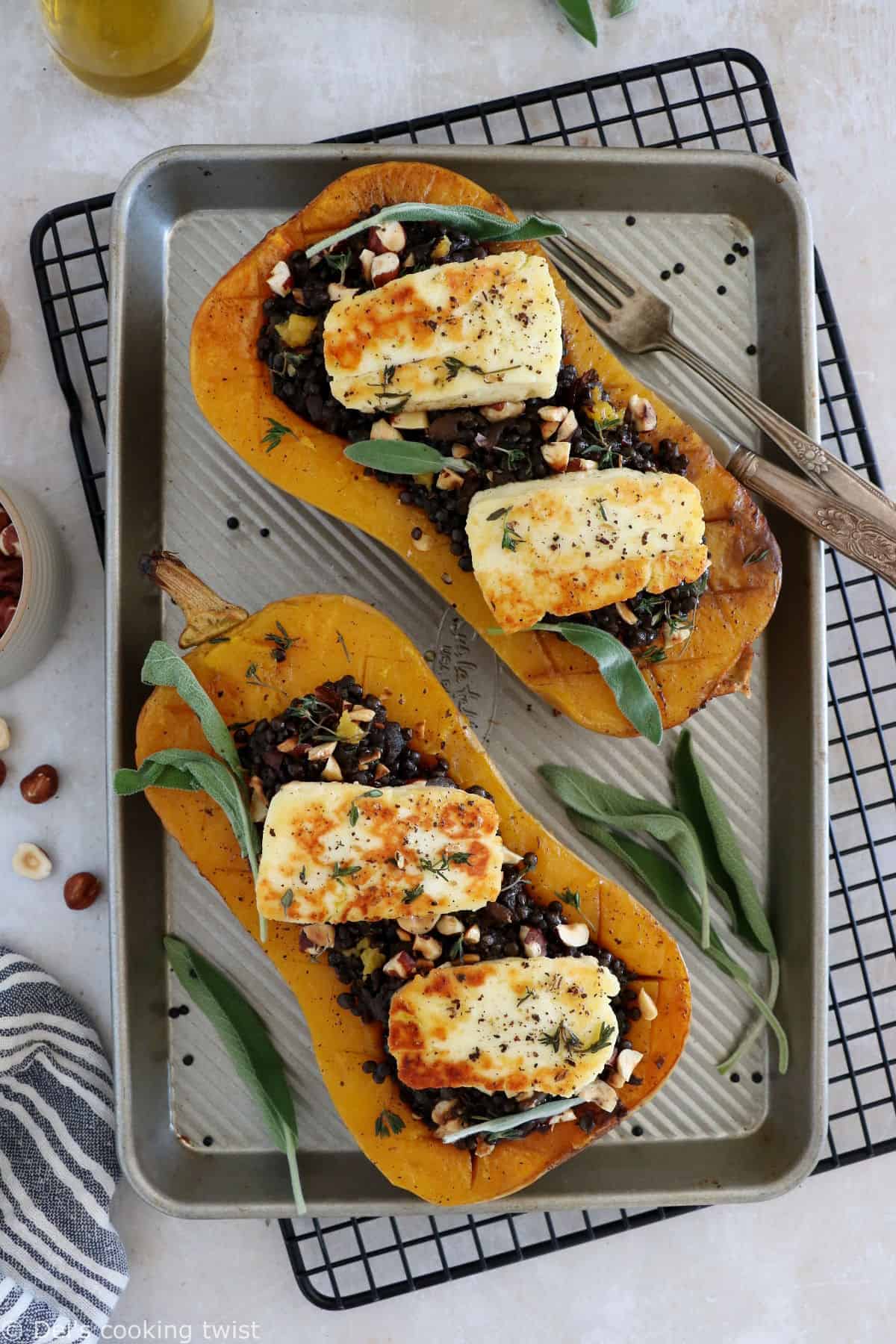 La courge butternut farcie aux lentilles et au halloumi est une recette végétarienne toute douce, à la fois saine, sans gluten et nourrissante.