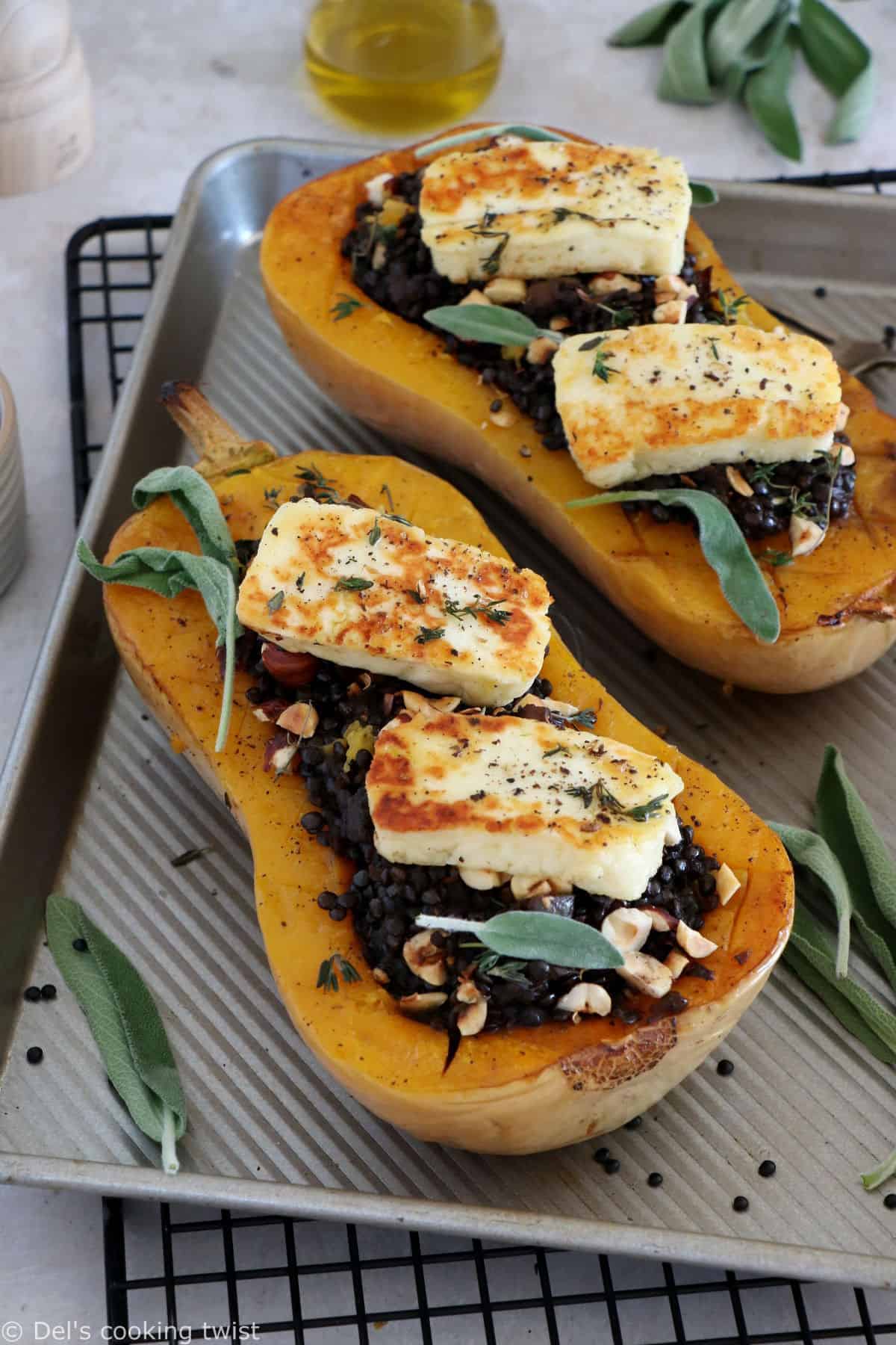 La courge butternut farcie aux lentilles et au halloumi est une recette végétarienne toute douce, à la fois saine, sans gluten et nourrissante.