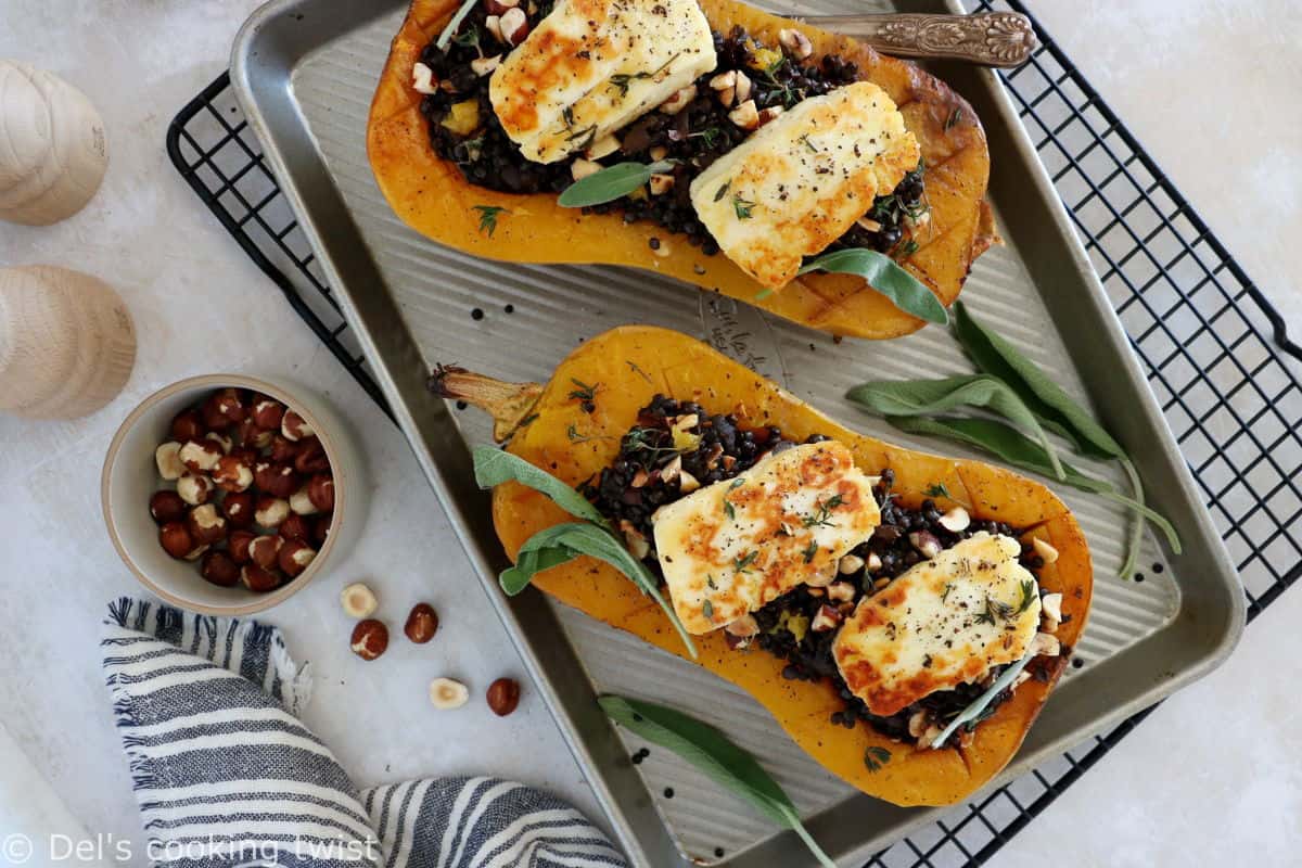 La courge butternut farcie aux lentilles et au halloumi est une recette végétarienne toute douce, à la fois saine, sans gluten et nourrissante.