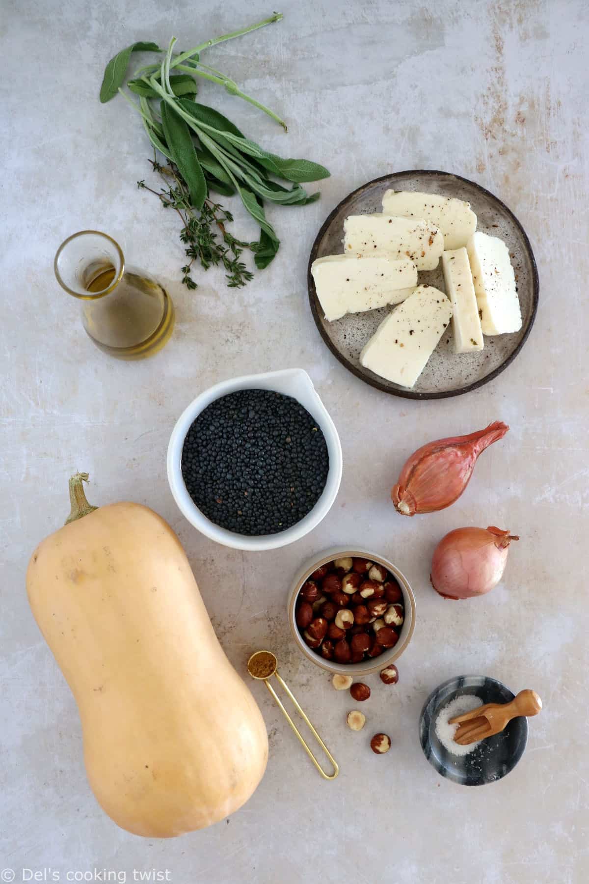 La courge butternut farcie aux lentilles et au halloumi est une recette végétarienne toute douce, à la fois saine, sans gluten et nourrissante.