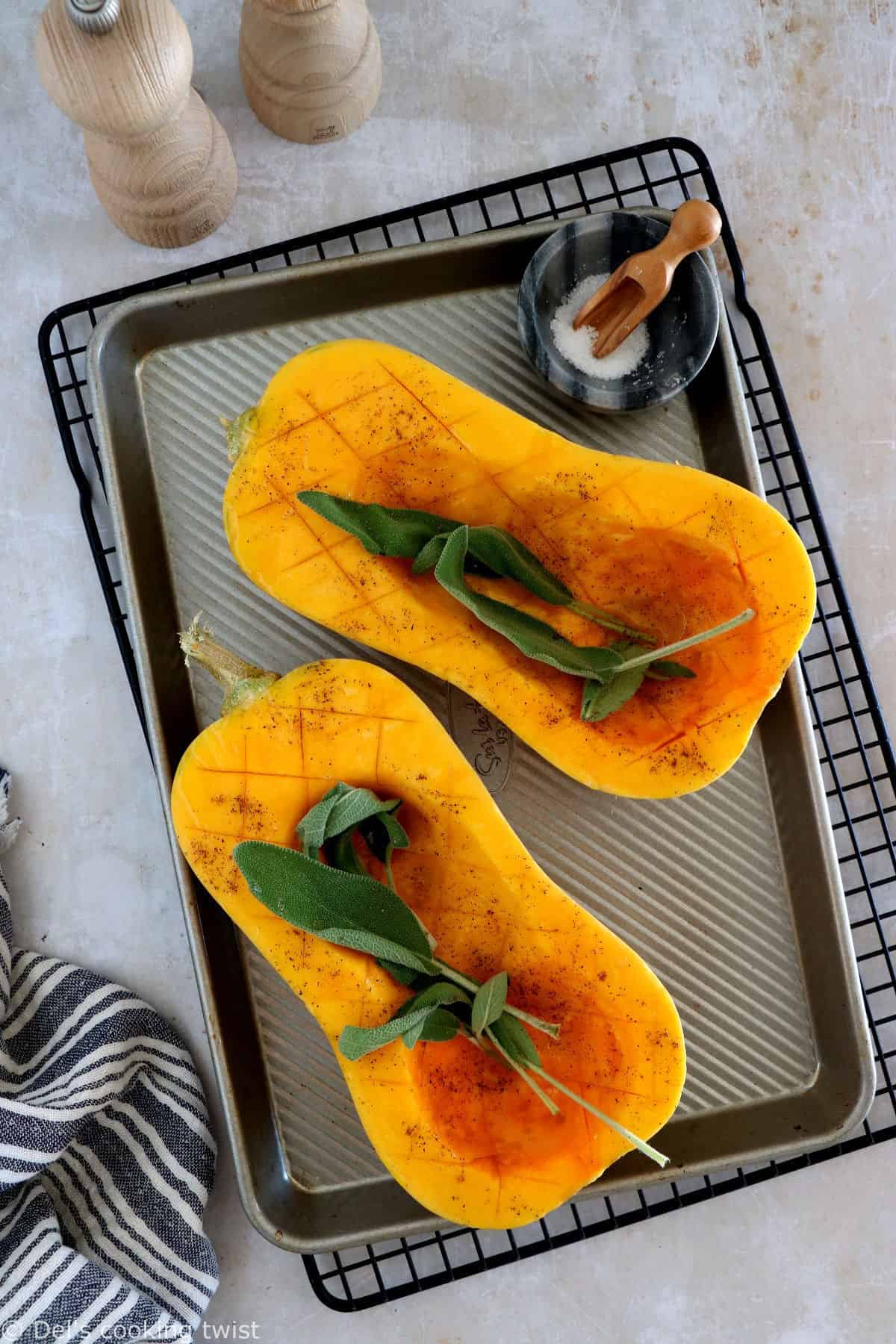 La courge butternut farcie aux lentilles et au halloumi est une recette végétarienne toute douce, à la fois saine, sans gluten et nourrissante.