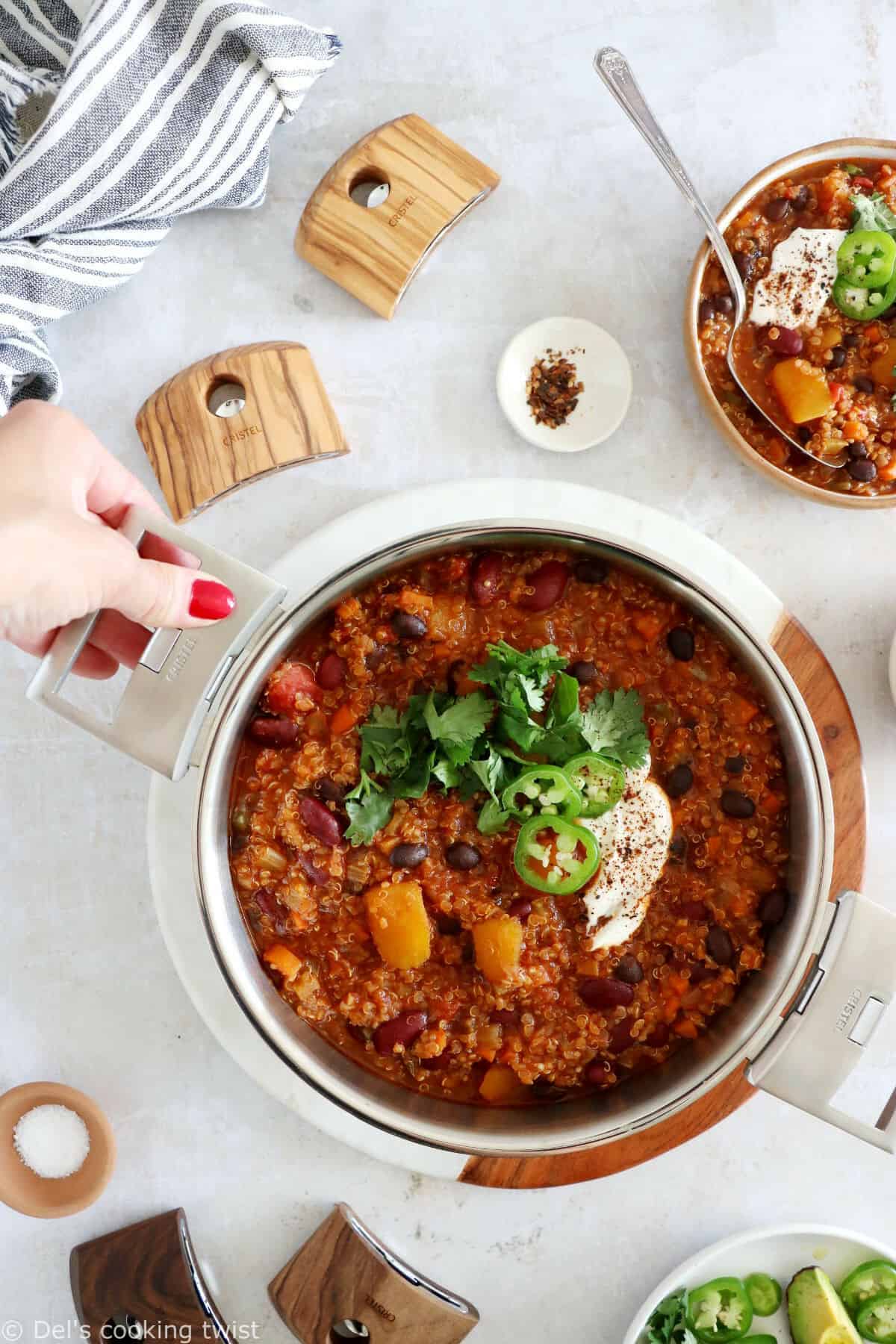 Le chili au quinoa et à la courge butternut est un chili végétarien aux saveurs réconfortantes qui ne laissera personne indifférent.