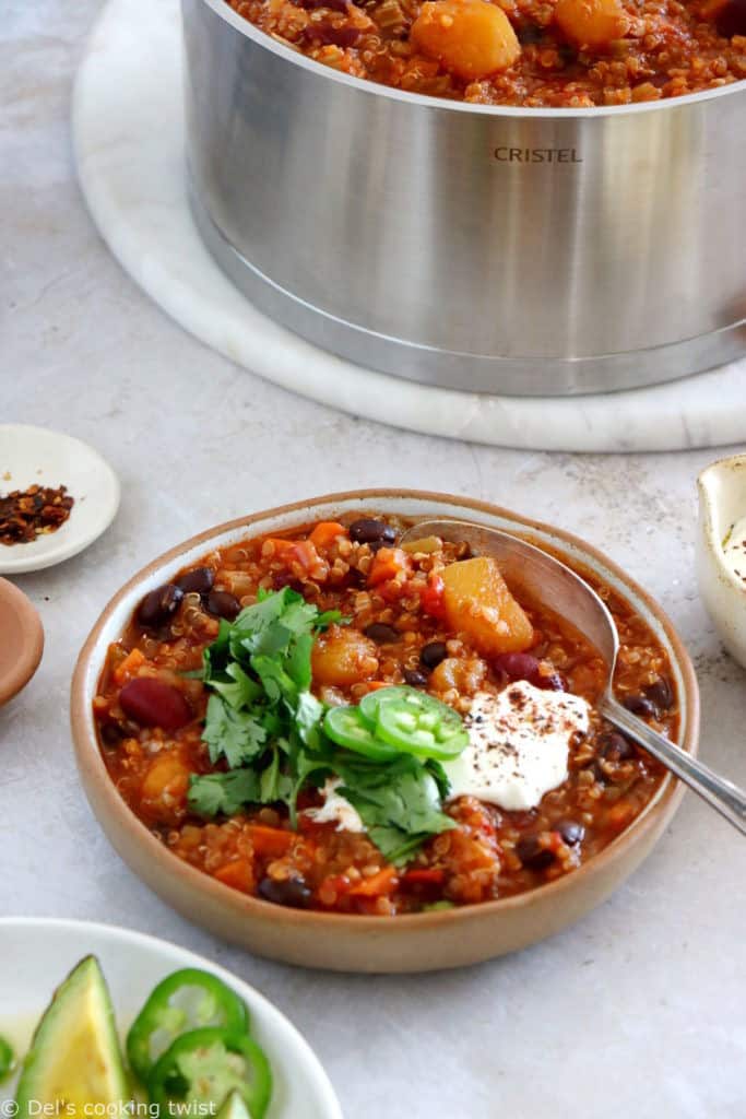 Le chili au quinoa et à la courge butternut est un chili végétarien aux saveurs réconfortantes qui ne laissera personne indifférent.