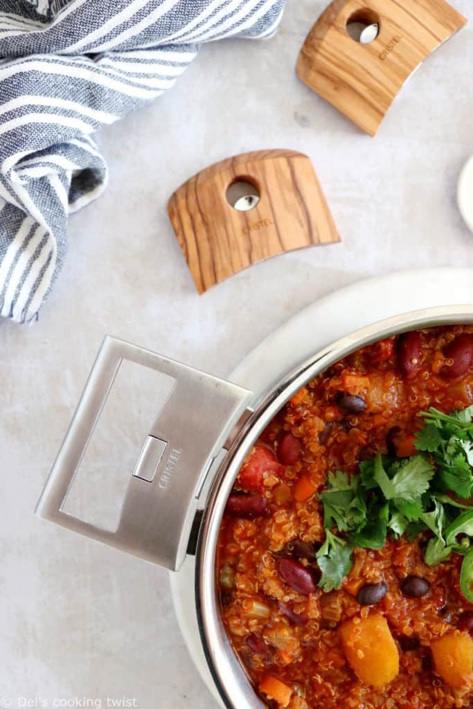 Le chili au quinoa et à la courge butternut est un chili végétarien aux saveurs réconfortantes qui ne laissera personne indifférent.