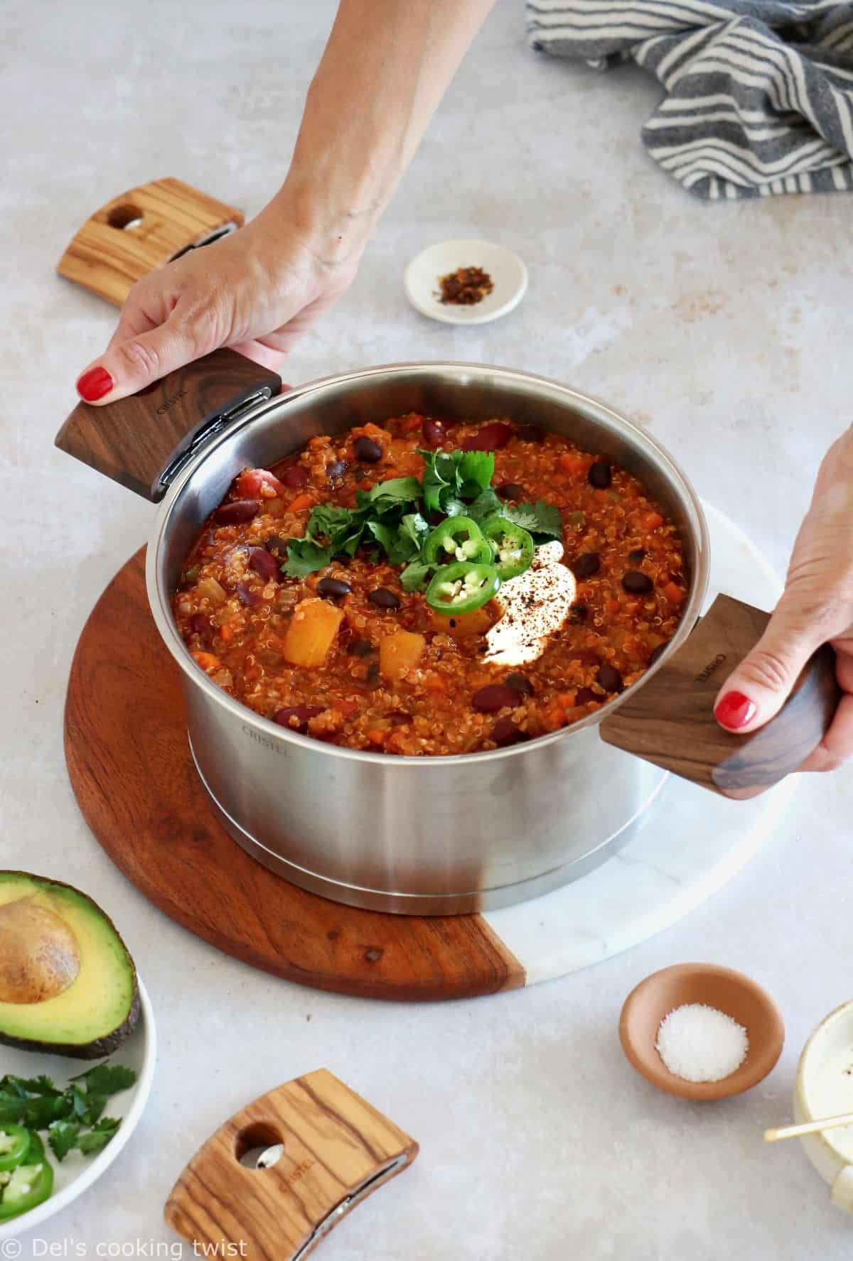 Le chili au quinoa et à la courge butternut est un chili végétarien aux saveurs réconfortantes qui ne laissera personne indifférent.