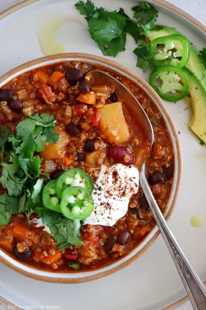 Le chili au quinoa et à la courge butternut est un chili végétarien aux saveurs réconfortantes qui ne laissera personne indifférent.