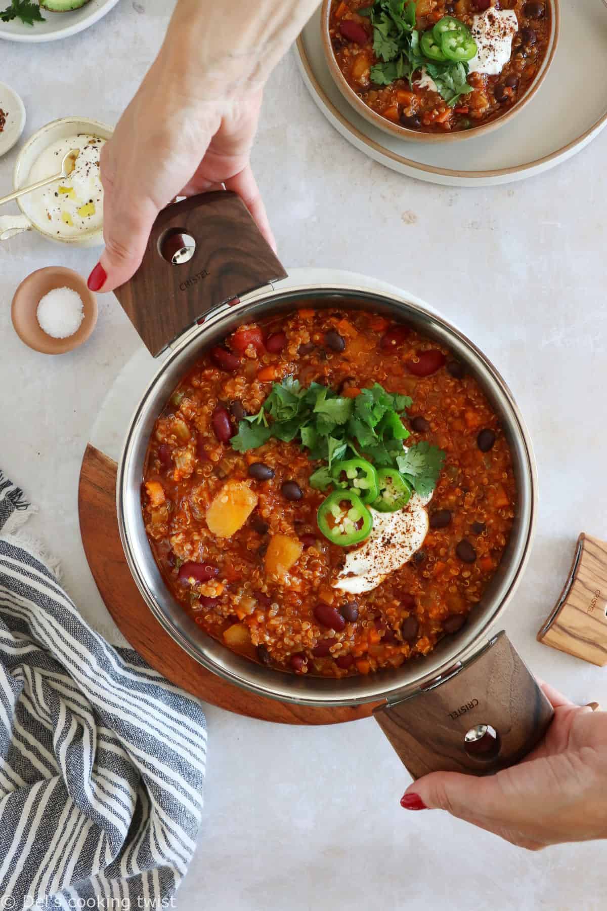 Le chili au quinoa et à la courge butternut est un chili végétarien aux saveurs réconfortantes qui ne laissera personne indifférent.