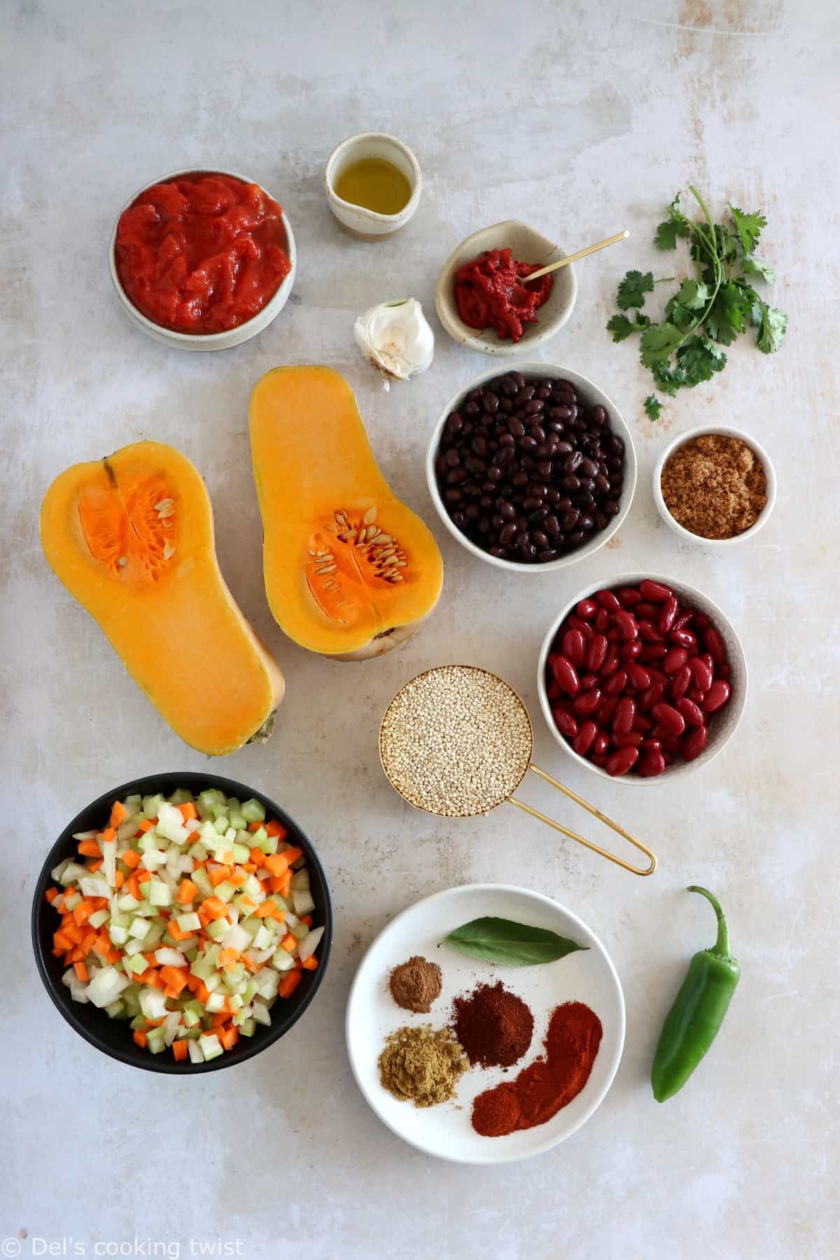 Le chili au quinoa et à la courge butternut est un chili végétarien aux saveurs réconfortantes qui ne laissera personne indifférent.