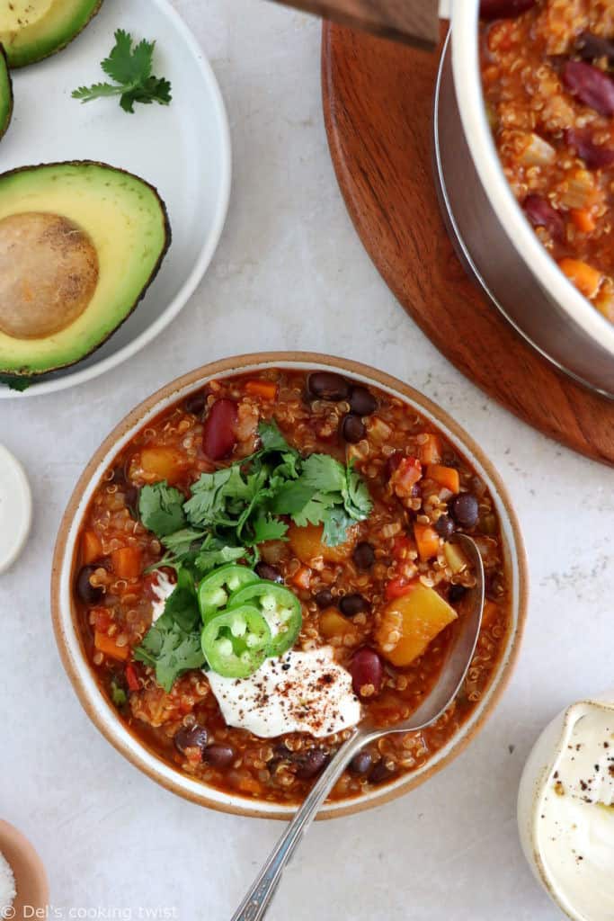 Le chili au quinoa et à la courge butternut est un chili végétarien aux saveurs réconfortantes qui ne laissera personne indifférent.