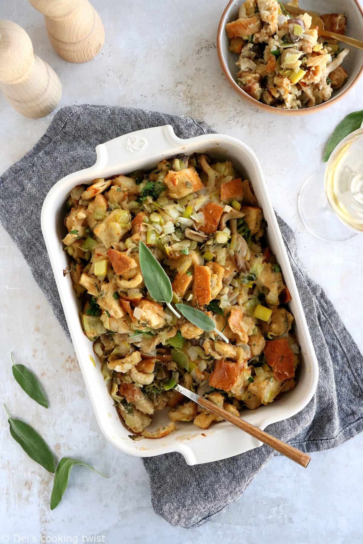 Le stuffing aux poireaux et aux champignons est une recette américaine, traditionnellement servie au moment des fêtes de fin d'année pour Thanksgiving ou à Noël, en accompagnement de la dinde ou tout simplement en guise de plat végétarien.