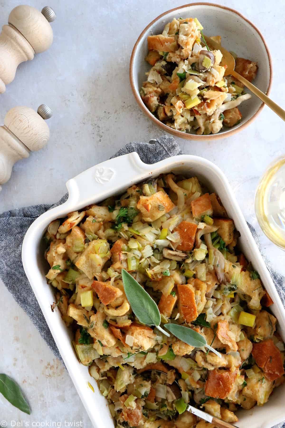 Le stuffing aux poireaux et aux champignons est une recette américaine, traditionnellement servie au moment des fêtes de fin d'année pour Thanksgiving ou à Noël, en accompagnement de la dinde ou tout simplement en guise de plat végétarien.