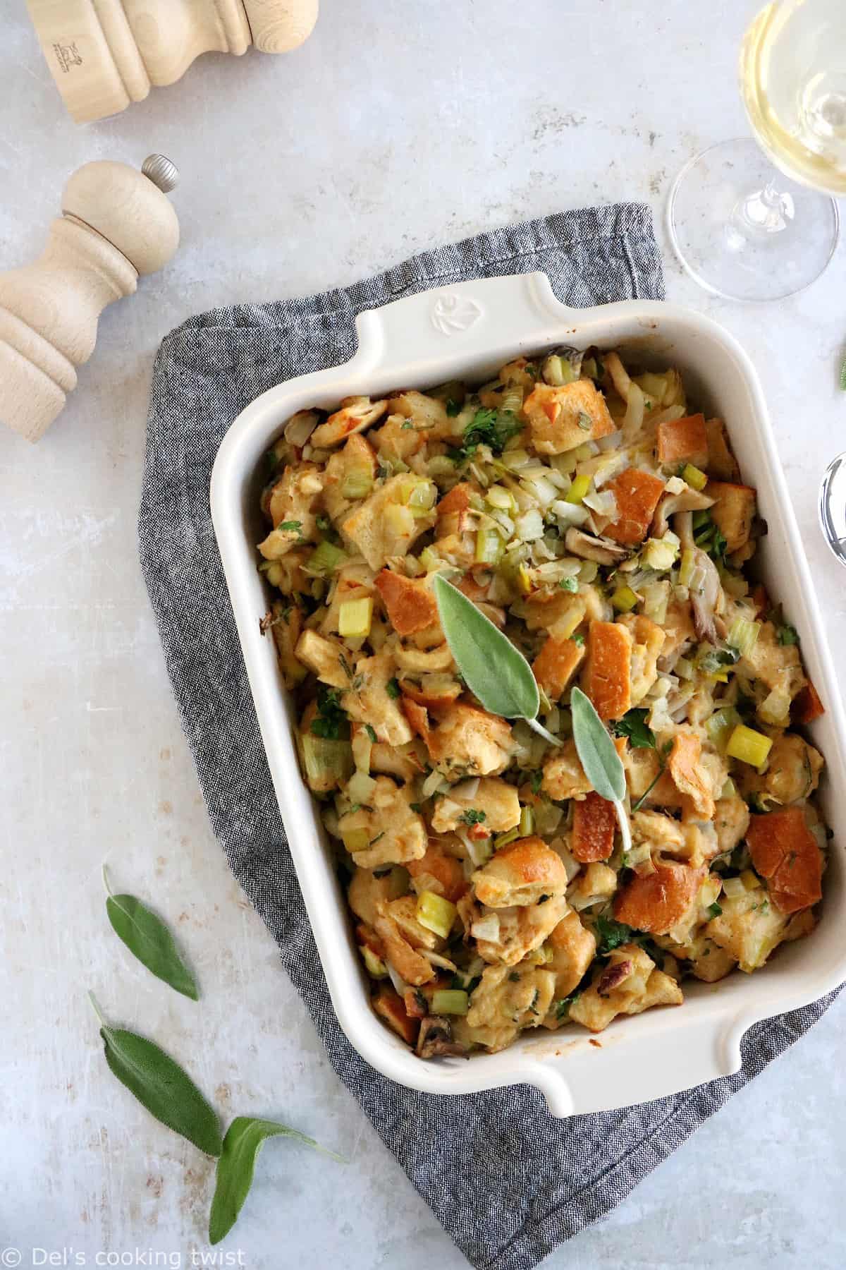 Le stuffing aux poireaux et aux champignons est une recette américaine, traditionnellement servie au moment des fêtes de fin d'année pour Thanksgiving ou à Noël, en accompagnement de la dinde ou tout simplement en guise de plat végétarien.