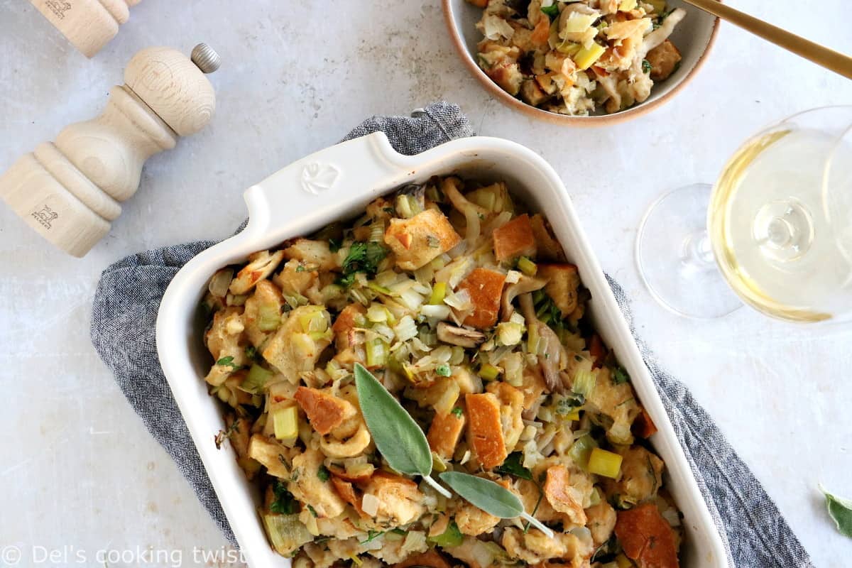 Le stuffing aux poireaux et aux champignons est une recette américaine, traditionnellement servie au moment des fêtes de fin d'année pour Thanksgiving ou à Noël, en accompagnement de la dinde ou tout simplement en guise de plat végétarien.