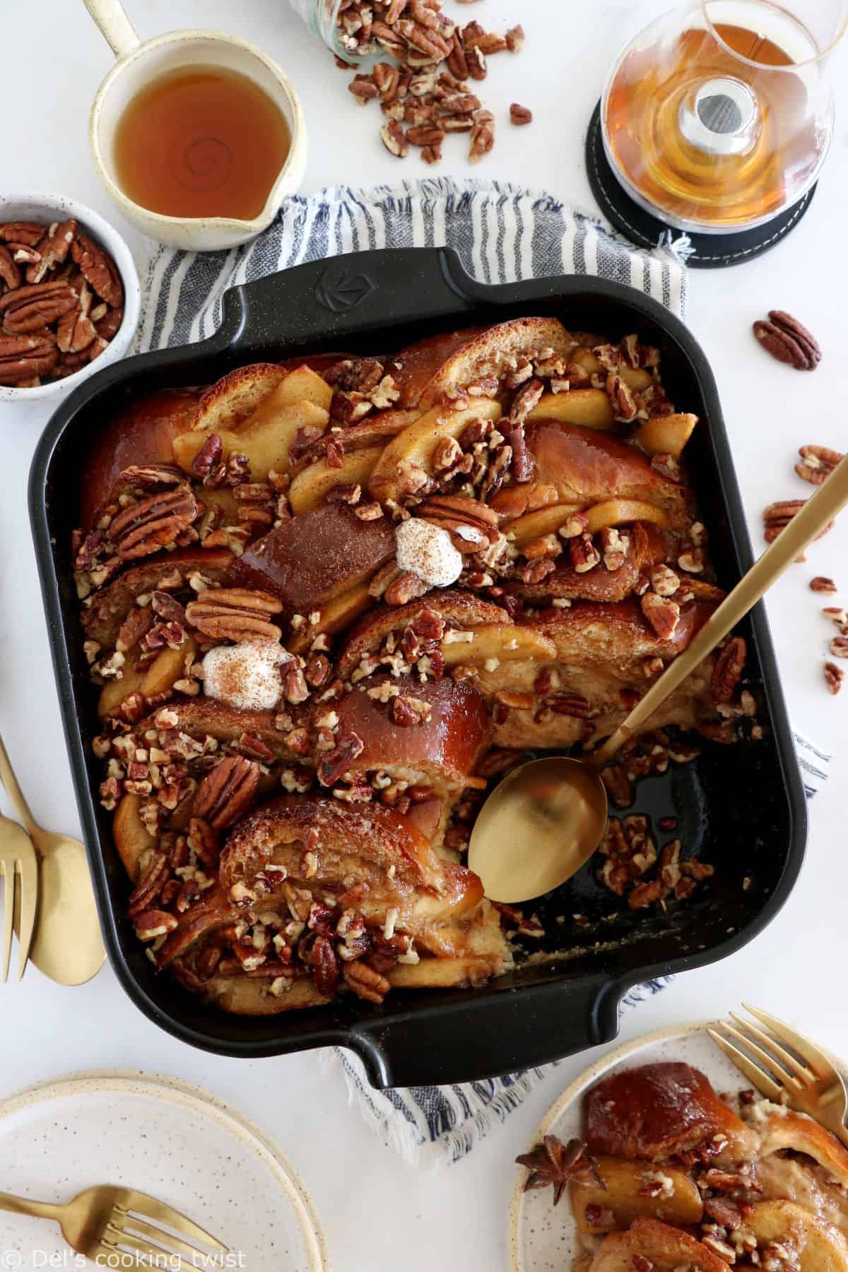 Baked Apple Pecan French Toast is the ultimate family breakfast, just perfect to feed a crowd. Both soft and crunchy, it features some thick challah bread slices, baked apples with a splash of whiskey, and an irresistible pecan-sugar mixture.