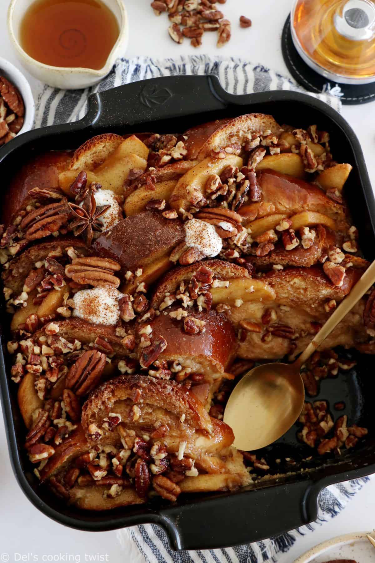 Baked Apple Pecan French Toast is the ultimate family breakfast, just perfect to feed a crowd. Both soft and crunchy, it features some thick challah bread slices, baked apples with a splash of whiskey, and an irresistible pecan-sugar mixture.