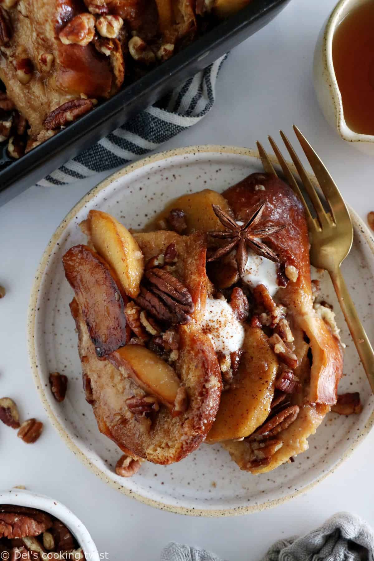 Baked Apple Pecan French Toast is the ultimate family breakfast, just perfect to feed a crowd. Both soft and crunchy, it features some thick challah bread slices, baked apples with a splash of whiskey, and an irresistible pecan-sugar mixture.
