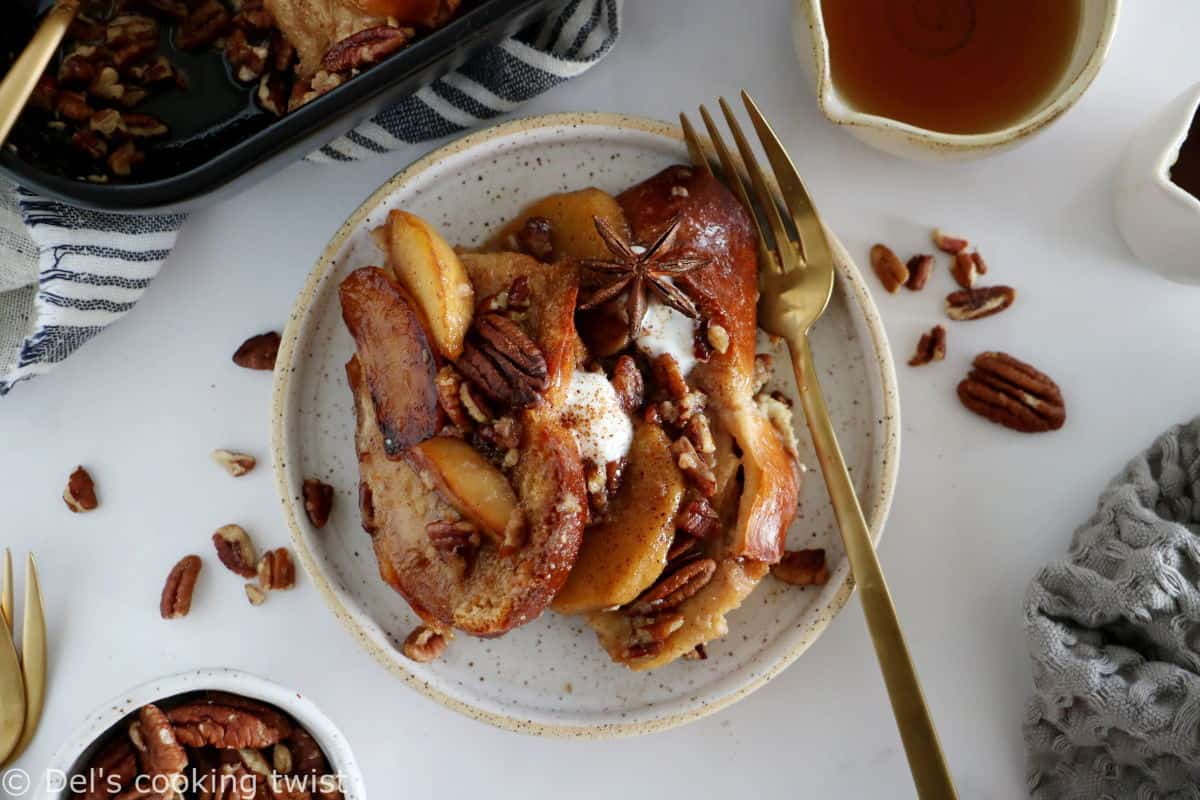 Baked Apple Pecan French Toast is the ultimate family breakfast, just perfect to feed a crowd. Both soft and crunchy, it features some thick challah bread slices, baked apples with a splash of whiskey, and an irresistible pecan-sugar mixture.