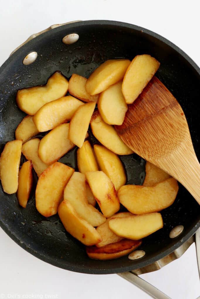 Cette recette de pain perdu au four aux pommes et noix de pécan est idéale pour un brunch en famille ou entre amis.