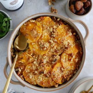 Ce gratin de courge musquée aux châtaignes et poireaux constitue un merveilleux accompagnement ou plat végétarien unique pour les fêtes ou pour une soirée entre amis.